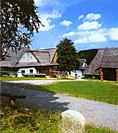 Skanzen Vyso�ina, �ty�bok� usedlost z Lezn�ku a polygon�ln� stodola ze S�dku u Poli�ky