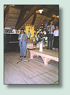 Hana Greenfieldov� p�i slavnostn�m vyhodnocen� v�sledk� v�tvarn� a liter�rn� sout�e v �ervnu 2001 v prostor�ch p�dn�ho divadla v b�val�ch Magdebursk�ch kas�rn�ch v Terez�n�.