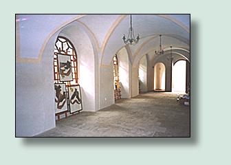 Kolekce kreseb �Jak plyne �as� v prostor�ch kol�nsk� synagogy. V pop�ed� triptych Jozefa ��rika z Litom��ic �Cesta za �lut�m mot�lem I., II., III.�